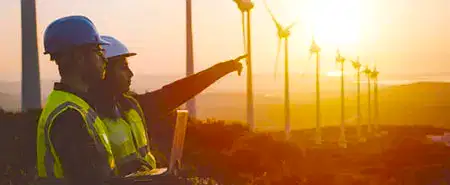 Paslanmaz çeliğin enerji alanıda üretildiğini gösteren teknisyen ve rüzgâr türbini görseli.